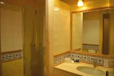Bagno di Tranquil Lantana Resort Hotel and Apartments 1 Bedroom room apartment sleeps 5