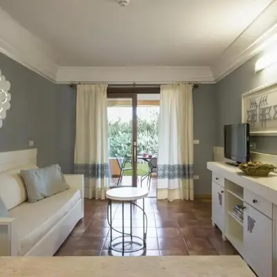 Tranquil Lantana Resort Hotel and Apartments 1-2km from Nora beach