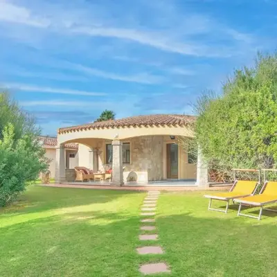 Villas with air conditioning and private outdoor area just 400 meters from the beach