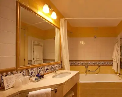 Bagno di Tranquil Lantana Resort Hotel Apartments 1 Bedroom room apartment sleeps 5 per