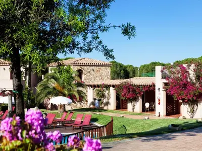 Giardino di Sardinian-style apartment near beach