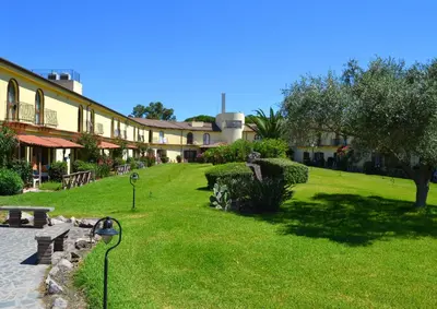 Giardino di Hotel surrounded by greenery with swimming pool in Arborea just 600 meters from the sea