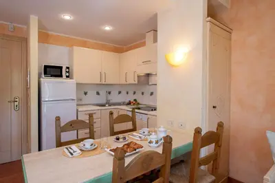 Cucina o angolo cottura di Idyllic Lantana resort 2 Bedroom Apartment Sleep 7